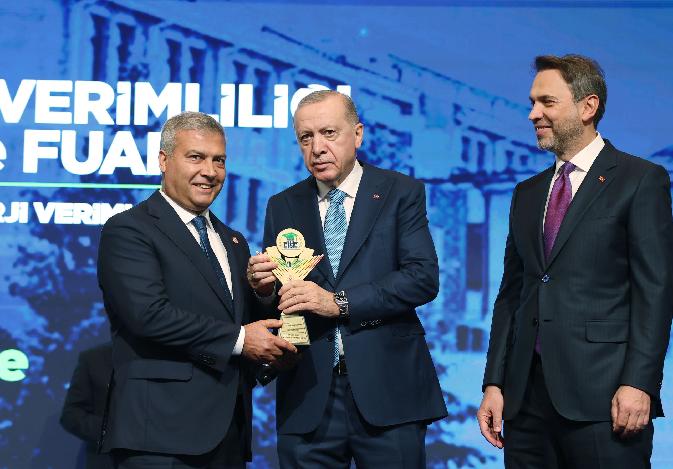 Rektör Adıgüzel “En Verimli Üniversite Binası” ödülünü Cumhurbaşkanı Erdoğan’dan aldı