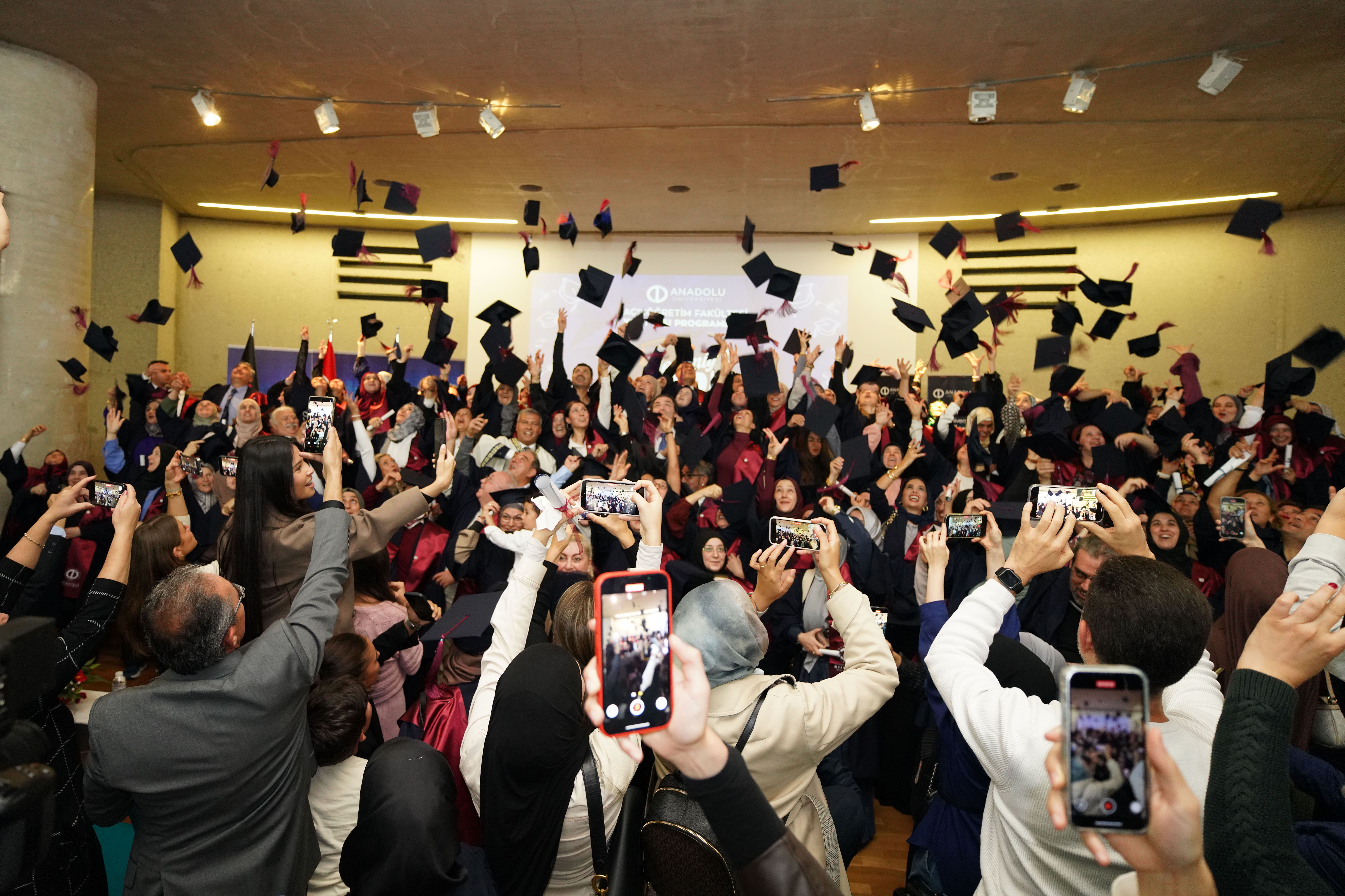 Anadolu Üniversitesi Batı Avrupa Programları öğrencilerini düzenlediği törenle mezun etti