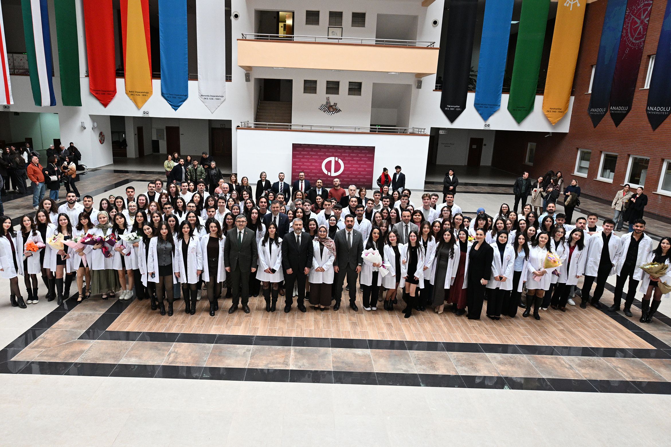 Geleceğin eczacıları düzenlenen törenle beyaz önlüklerini giydi