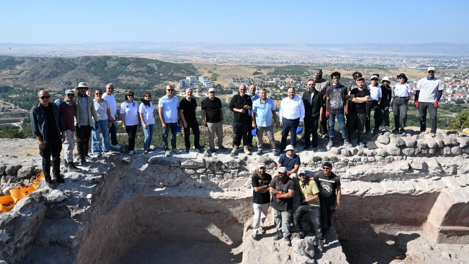 Rektör Adıgüzel, Karacahisar Kalesi Kazı Alanını ziyaret etti