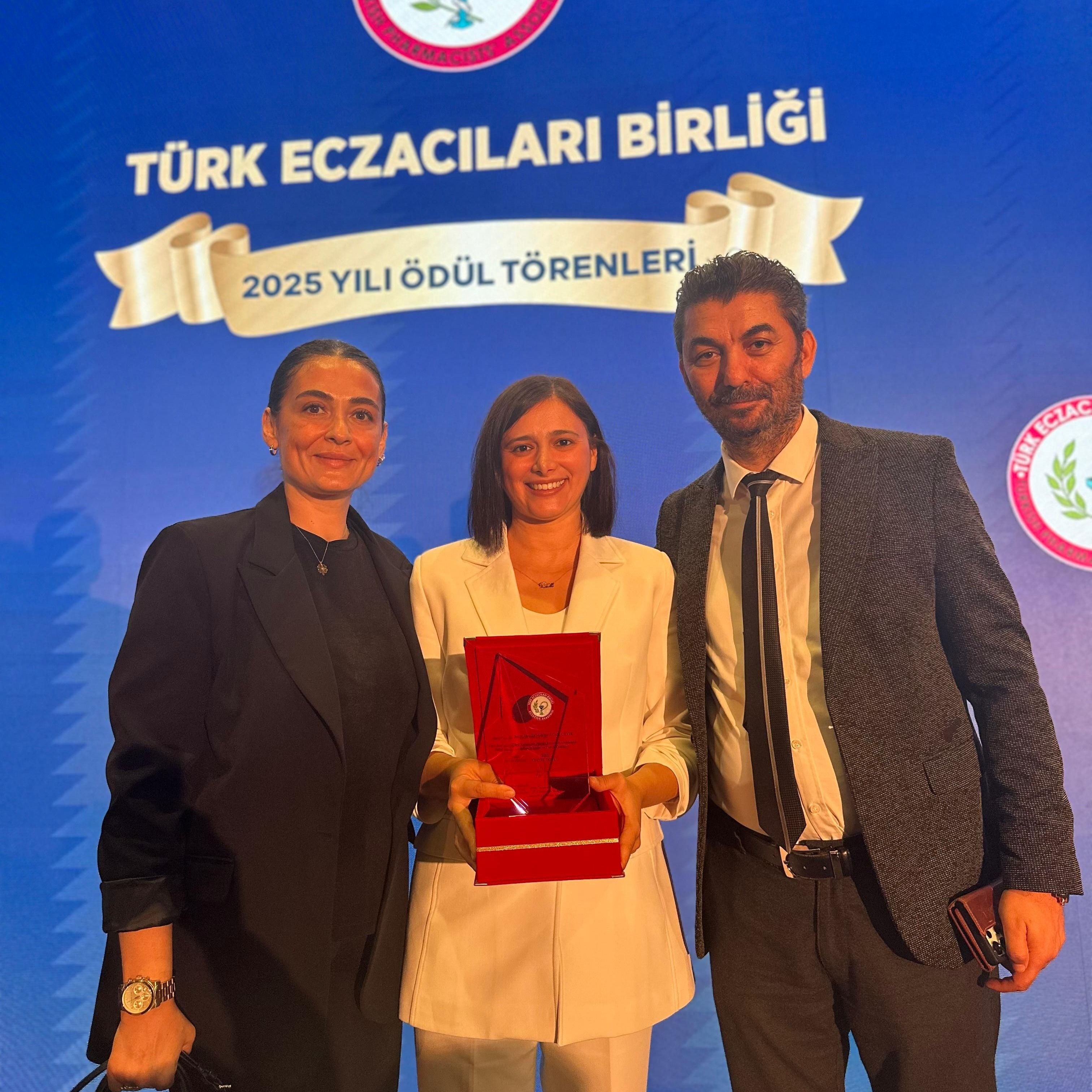 Doç. Dr. Ulviye Acar Çevik’e “TEB Eczacılık Akademisi Teşvik Ödülü”