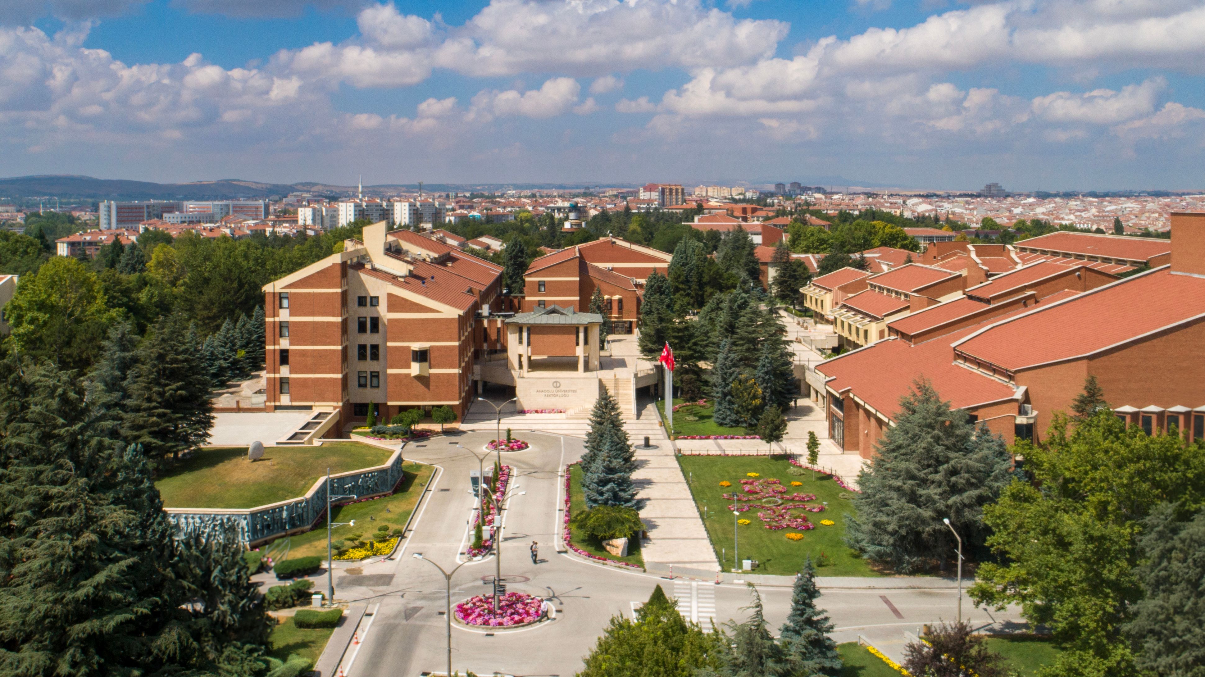 drone rektörlük meydan.jpg