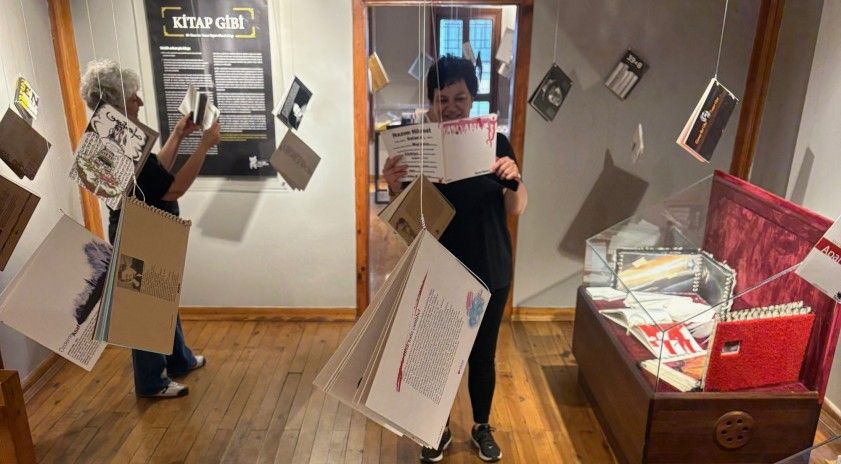 “Kitap Gibi: Bir Tasarım ve Sanat Yapıtı Olarak Kitap” sergisi Yunus Emre Yazı Sanatları Müzesi’nde devam ediyor