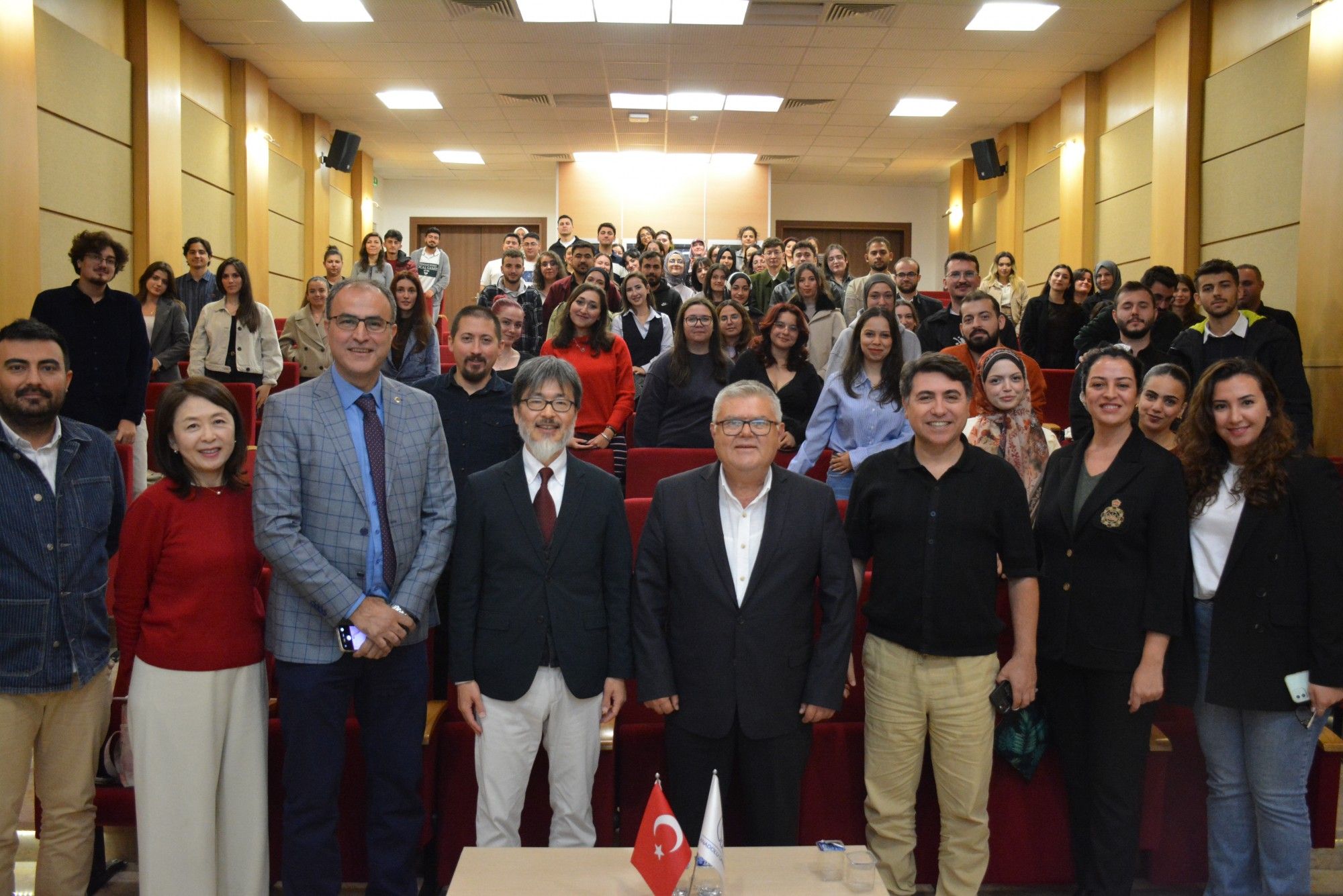 Edebiyat Fakültesinde “İngilizce Öğrenici Sözlükleri: Tek Dilli Gelenekler ve Japon İki Dilliliğinin Etkileri” konferansı gerçekleştirildi