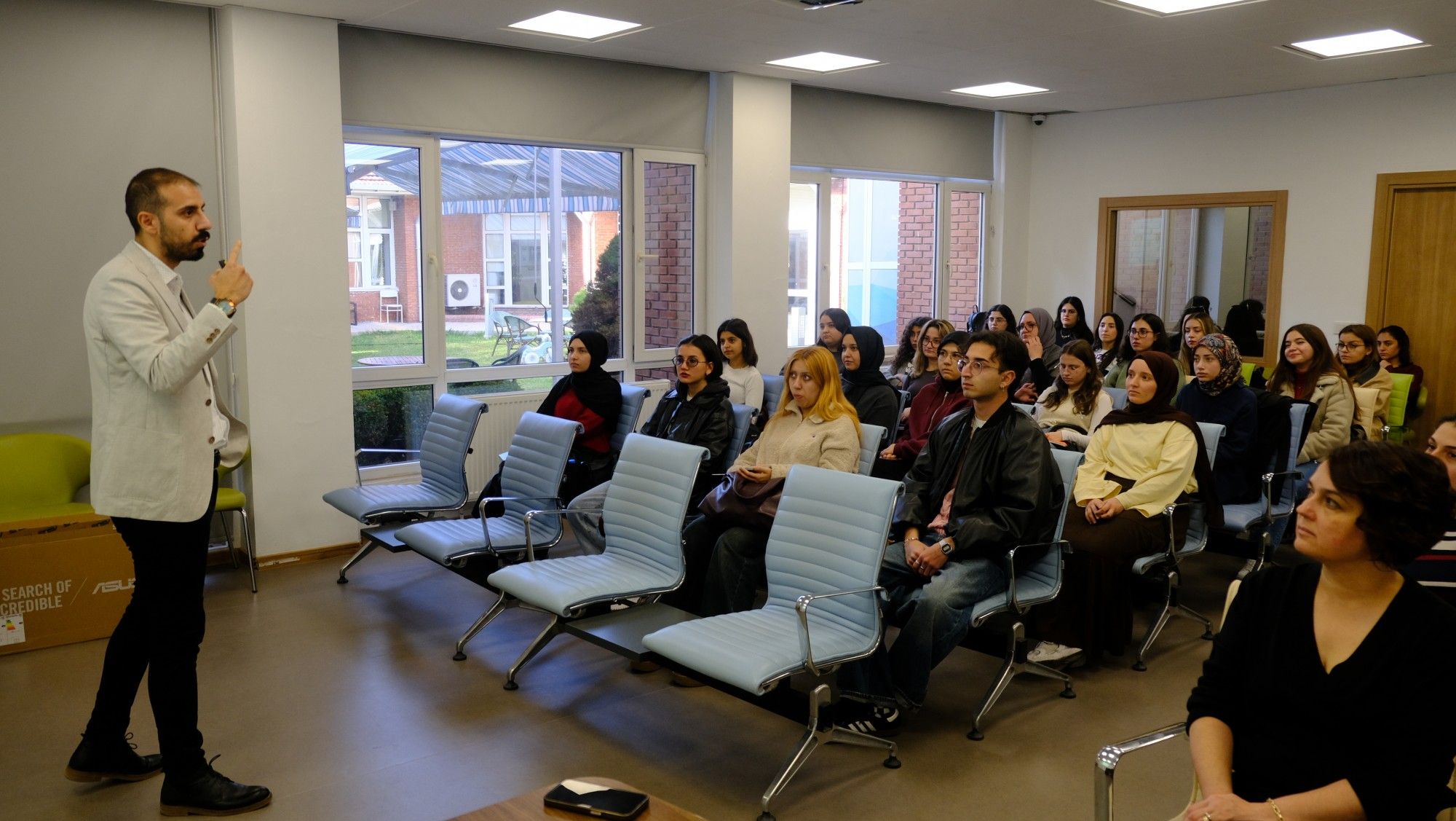 DİLKOM’da öğretim elemanları ve öğrenciler için ses sağlığı semineri verildi